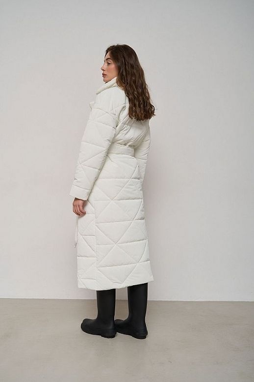 Długa pikowana kurtka z paskiem w trójkątny mleczny