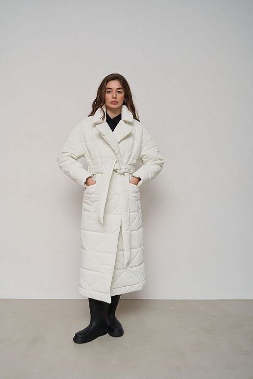 Długa pikowana kurtka z paskiem w trójkątny mleczny